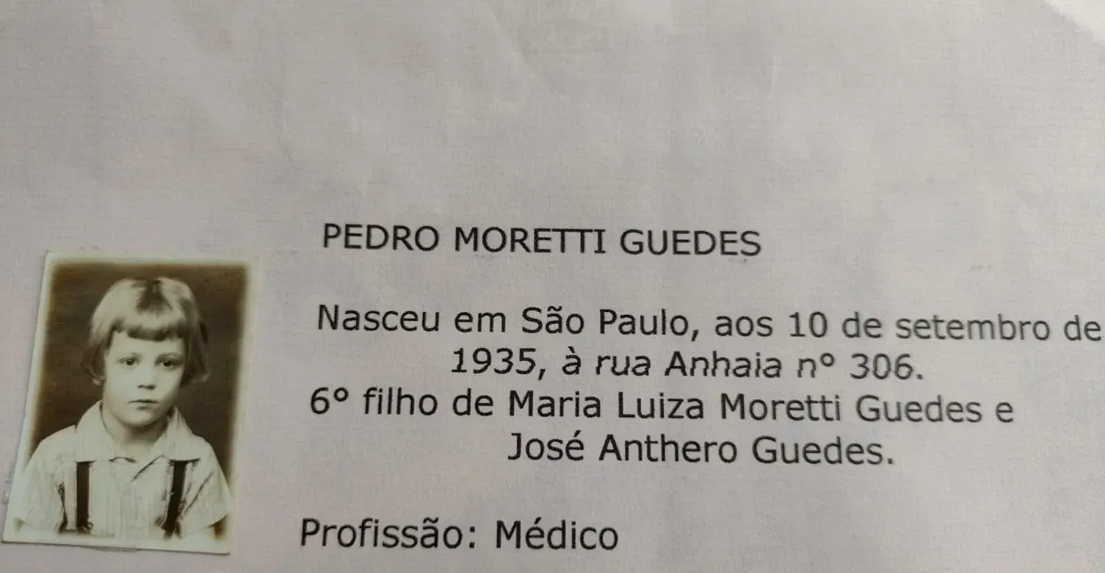 Página do registro familiar com a foto de Pedro criança e o texto: nasceu em São Paulo aos 10 de setembro de 1935, 6º filho de Maria Luiza Moretti Guedes e José Anthero Guedes, profissão médico