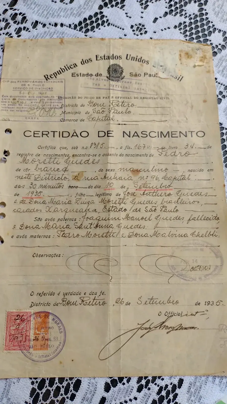 Certidão de nascimento de Pedro Moretti Guedes, lavrada em São Paulo em 26 de setembro de 1935, com selos e carimbos