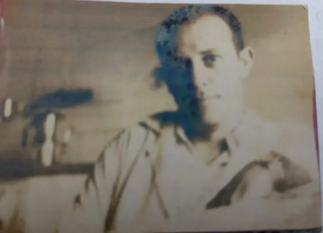 Retrato antigo em sépia, desbotado, de um homem jovem de camisa clara